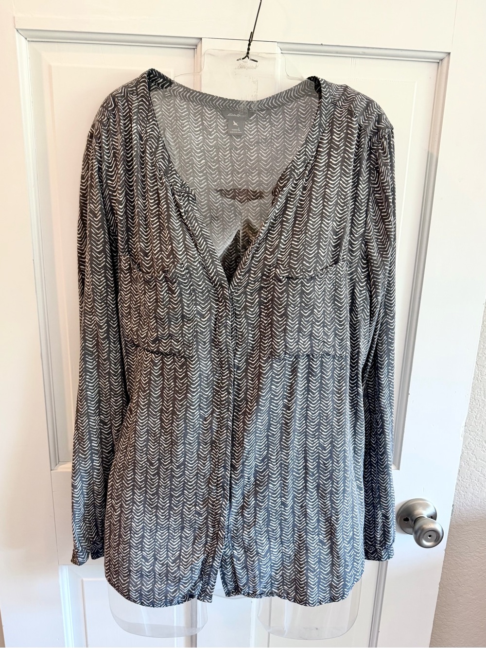 Eddie Bauer Lightweight gray chevron Patterned Women’s Blouse button up